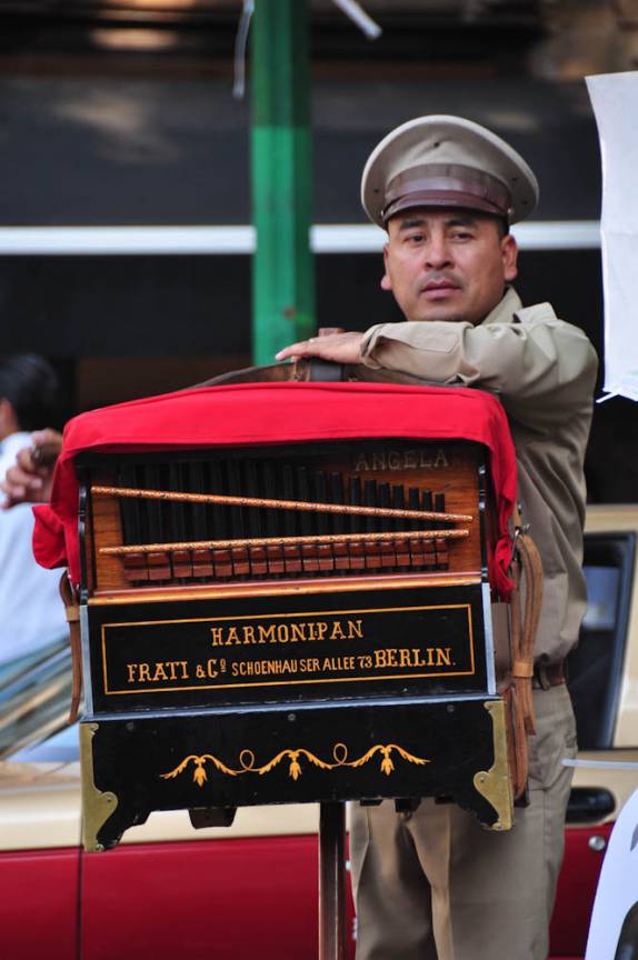 Tocado de Caixa de Música descansa em semáforo no bairro de Roma, na Cidade do México, capital do país